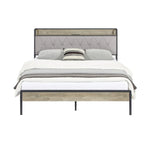 Letto matrimoniale grigio con stazione di ricarica