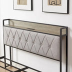 Letto matrimoniale grigio con stazione di ricarica
