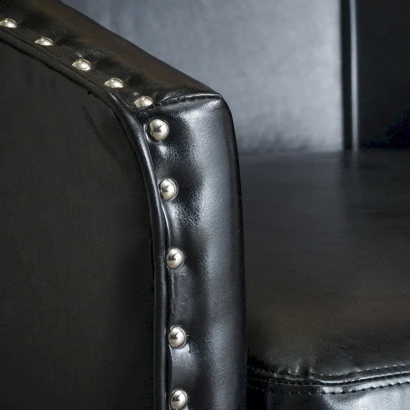 Poltrona Club in similpelle nera con borchie argentate e struttura in legno massello