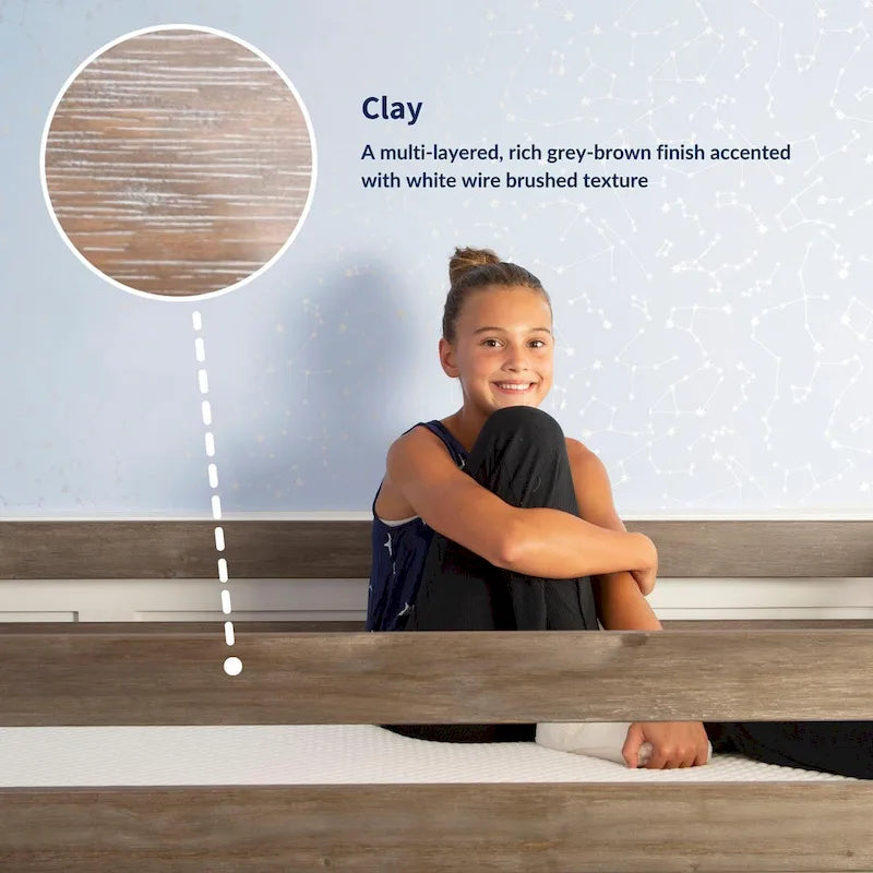 Classico letto a soppalco basso per due persone con scale, scivolo facile e tenda