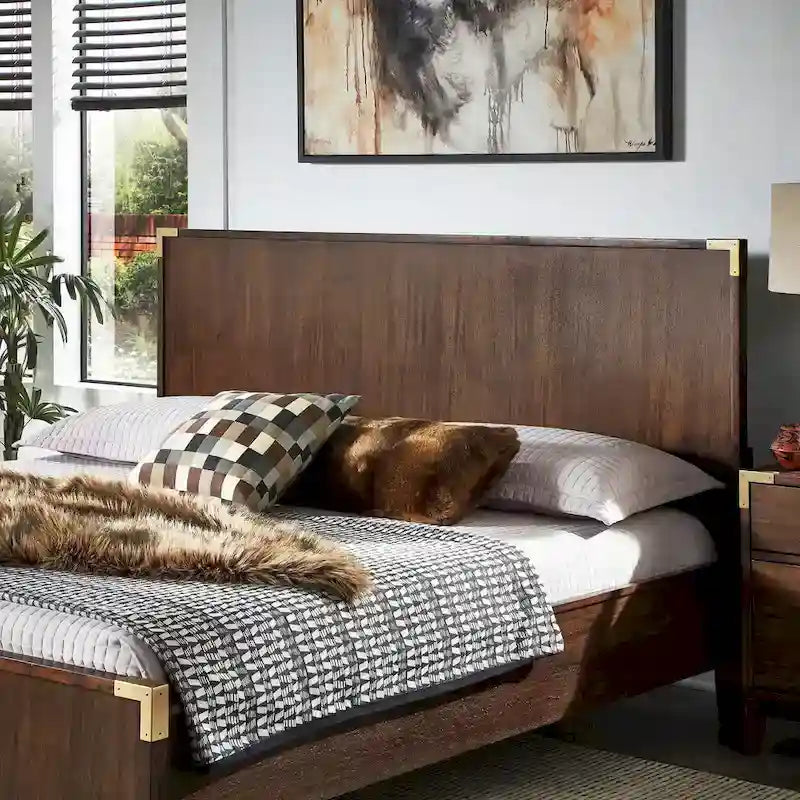 Letto a piattaforma "Military Campaign" a basso profilo con staffe decorative dorate