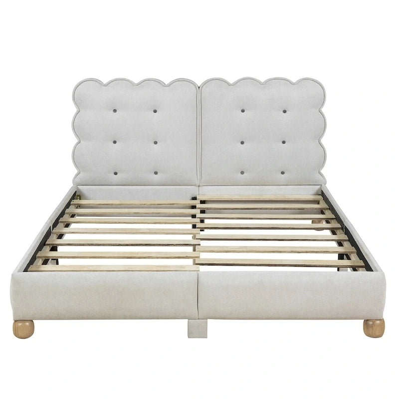 Letto matrimoniale imbottito con struttura in legno e doghe, con gambe di supporto