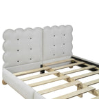 Letto matrimoniale imbottito con struttura in legno e doghe, con gambe di supporto