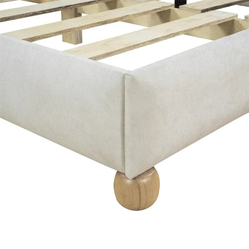 Letto matrimoniale imbottito con struttura in legno e doghe, con gambe di supporto