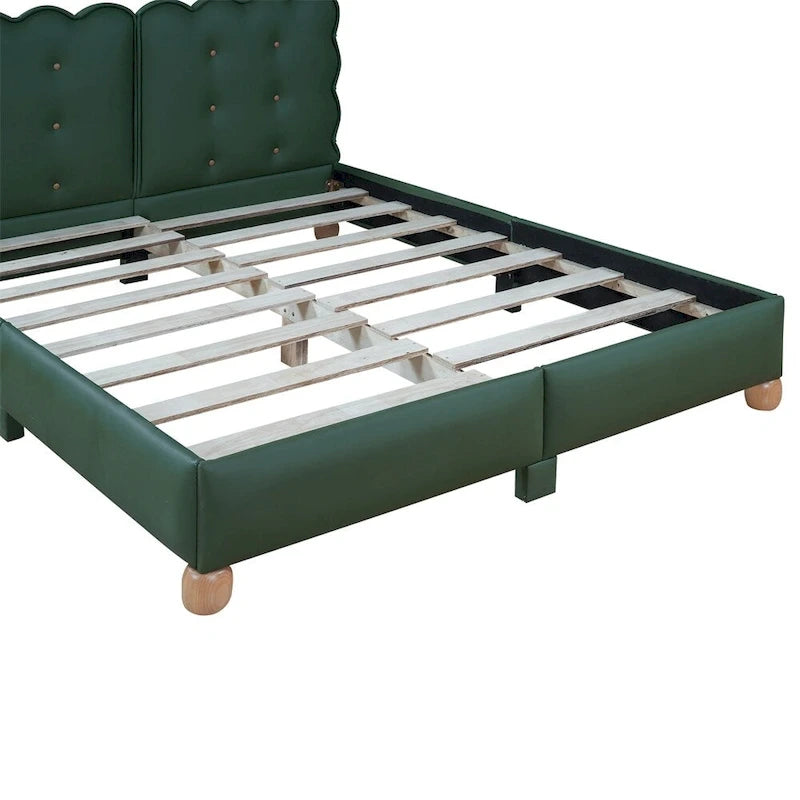 Letto matrimoniale imbottito con struttura in legno e doghe, con gambe di supporto