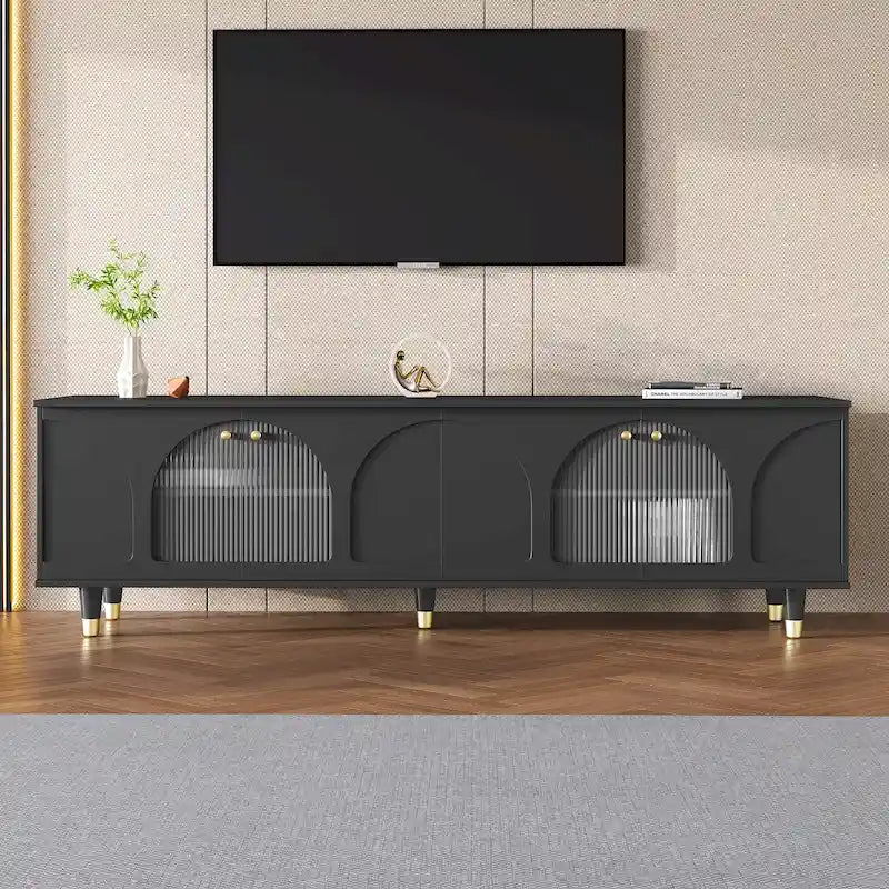 Elegante consolle multimediale con maniglie dorate e ante in vetro a coste ad arco