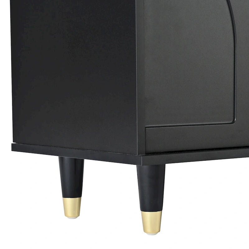 Elegante consolle multimediale con maniglie dorate e ante in vetro a coste ad arco