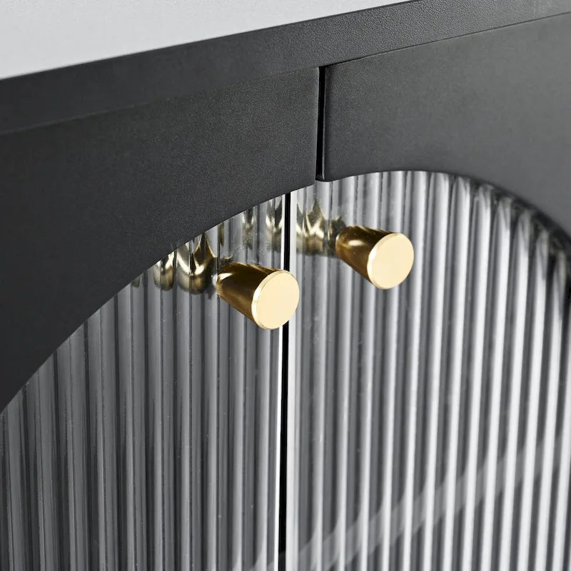Elegante consolle multimediale con maniglie dorate e ante in vetro a coste ad arco
